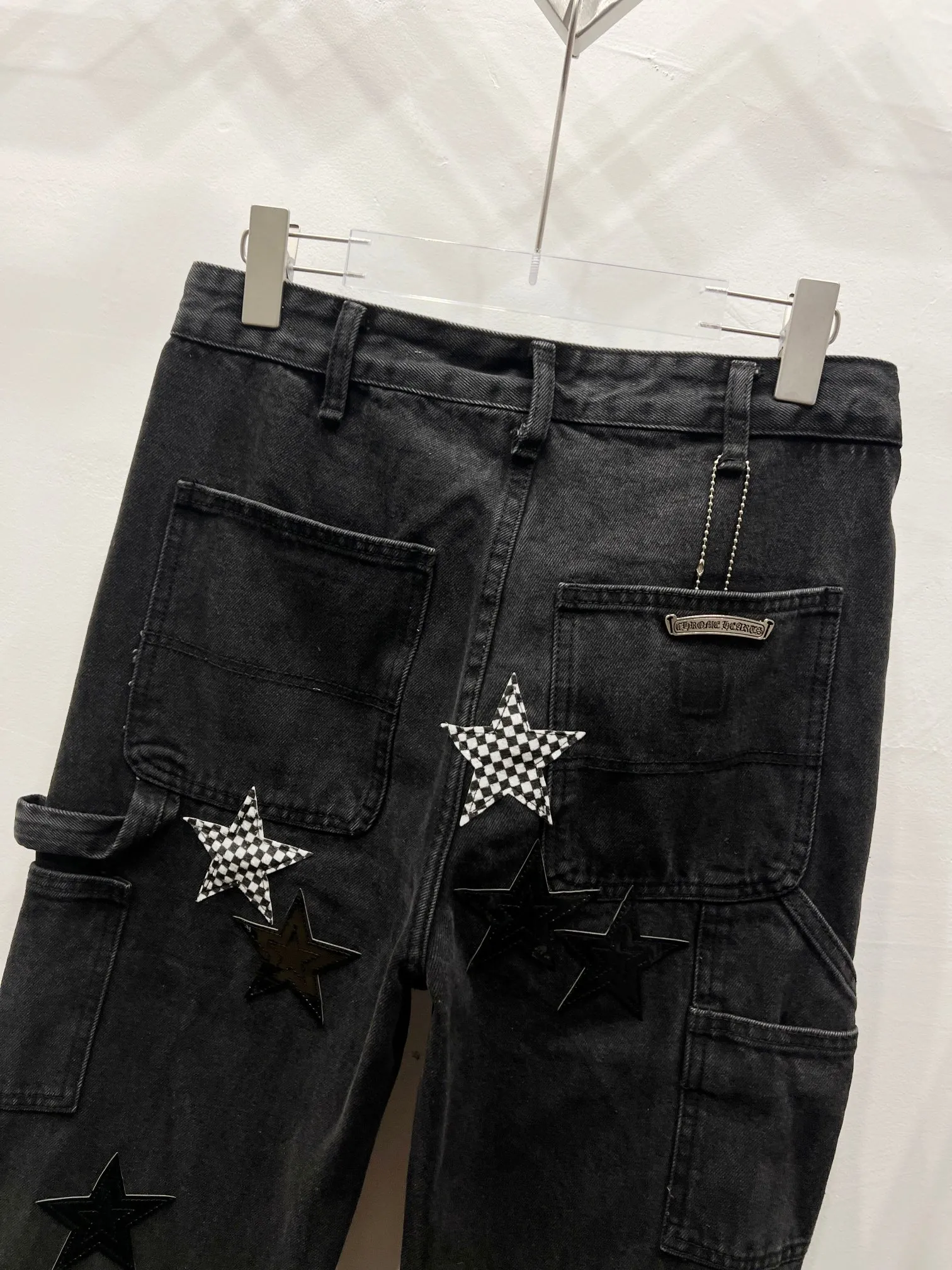 P260 Style No.: (W010) Chrome Hearts & Chrome Hearts 25FW CH workwear logging black five-pointed star splicing leather limited edition cow king jeans Chrome Hearts is the most popular color pants. It is made of beaded canvas fabric. Heavy washing makes the upper body of the fabric more textured and the pants are tall and straight! The three-dimensional cutting of the whole trousers is a masterpiece! The hardware is customized by zp. The beaded canvas fabric is thick and soft after being washed. It has good breathability. Customized small leather label. Unique design. The details are simple and elegant, and the workmanship is exquisite. The whole trousers are neatly routed and the details are in place! It��s so cool that both men and women can easily control the genderless trend!  Size: 30-32-34-36 Color: black